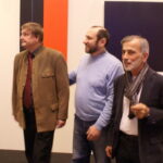 Омар Чхаидзе на фоне своих работ со скульптором Александром Рябичевым и Христианом Хольцом - известным общественным деятелем Баварии