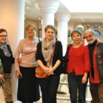 художник Нина Шапкина- одна их авторов экспозиции (крайняя слева), крайний справа художник Феликс Бух и художник Анна Замула