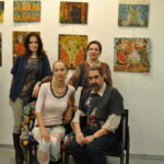 галерист Елена Бобрусова, Виктор Тимофеев (сидят), галерист Елена Гущина (справа, стоит) и гостья вернисажа